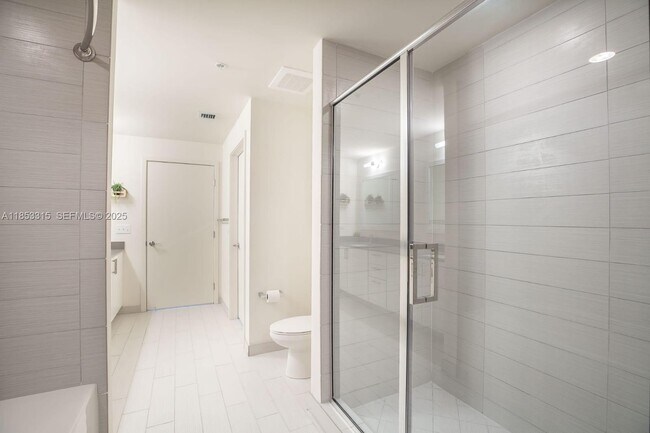 Building Photo - 999 SW 1st Ave