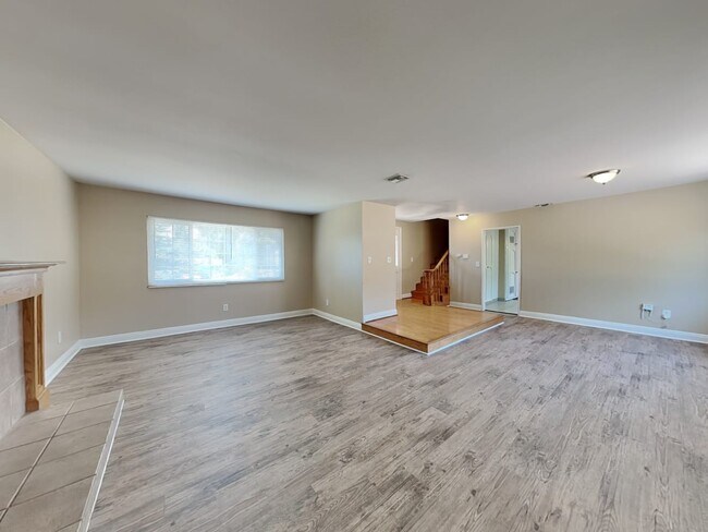 Building Photo - 725 Hemlock Ct