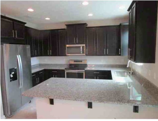 Building Photo - 557 Richmond Dr