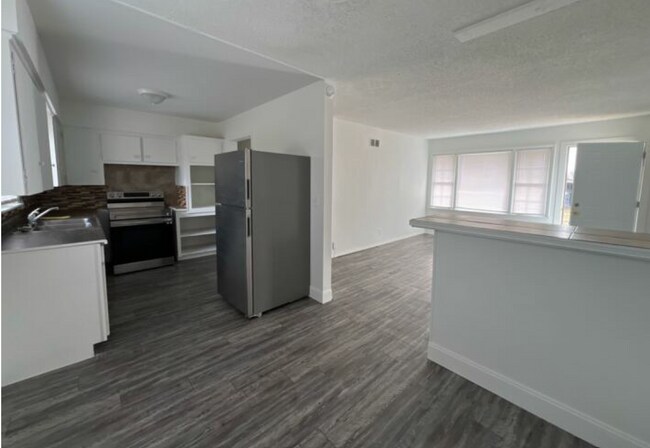 Foto del edificio - 651 E 52nd Pl N