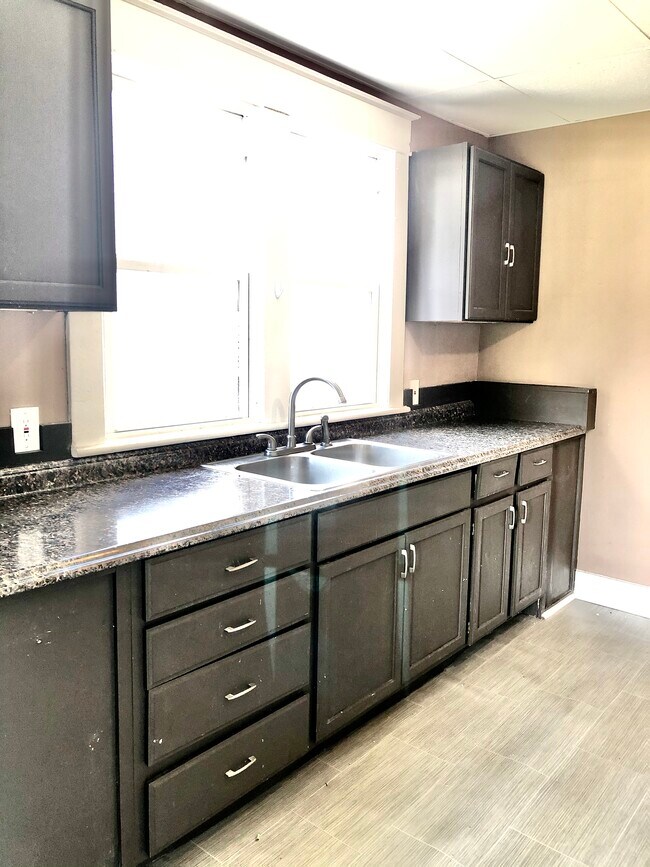 147 8th St NW Unit Upper, Barberton, OH 44203 Apartments in Barberton