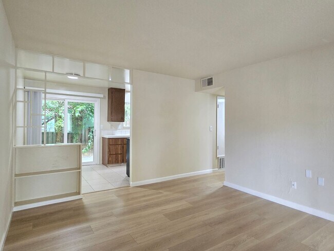 Foto del edificio - 7390 Rainbow Dr