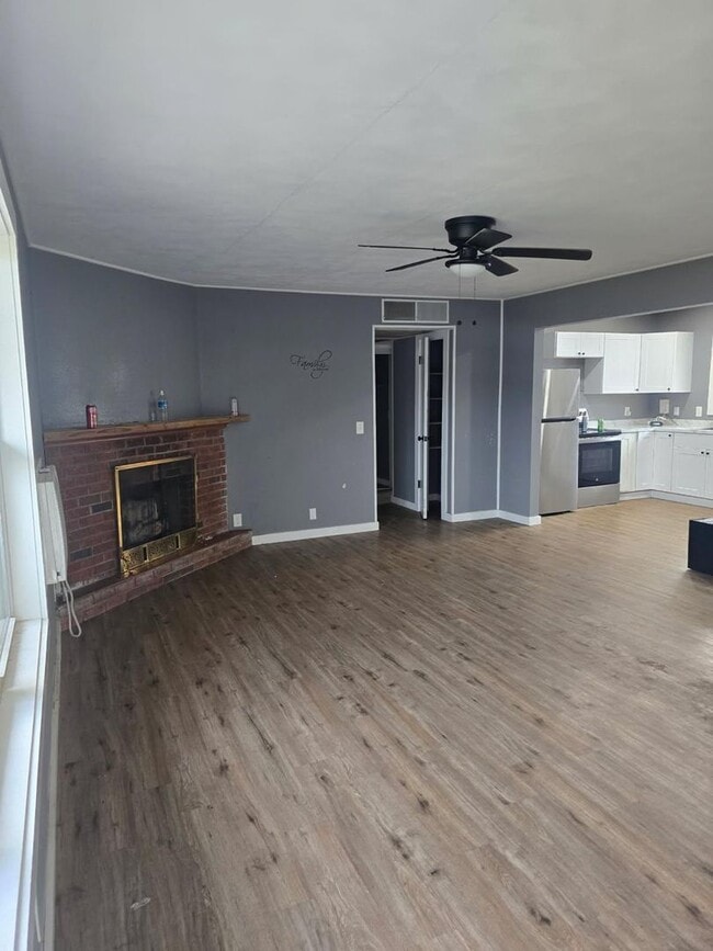 Building Photo - Newly Renovated 2 Bed 1 Bath