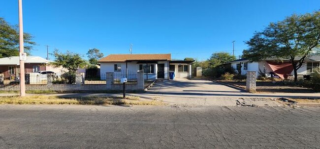 Foto del edificio - 2126 E Hidalgo Vista