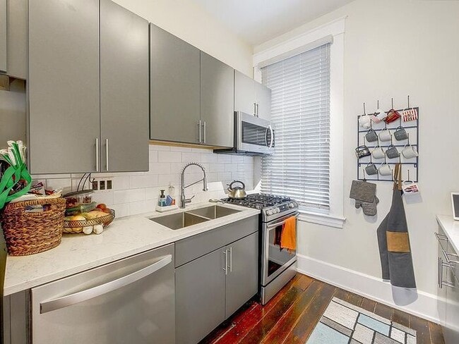 Building Photo - Condo in Italianate building in Over-the-R...