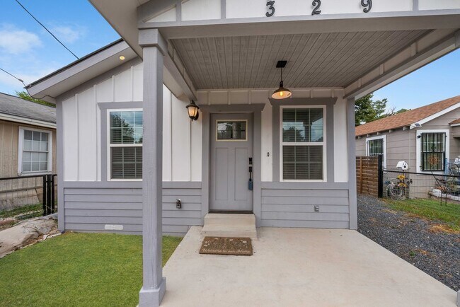 Building Photo - Charming 2-Bed Bungalow with Fenced Yard in Central San Antonio – Modern Comforts, Prime Value