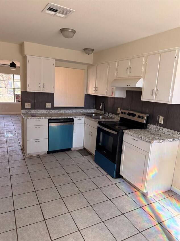 Building Photo - 10401 Little Pebble Dr