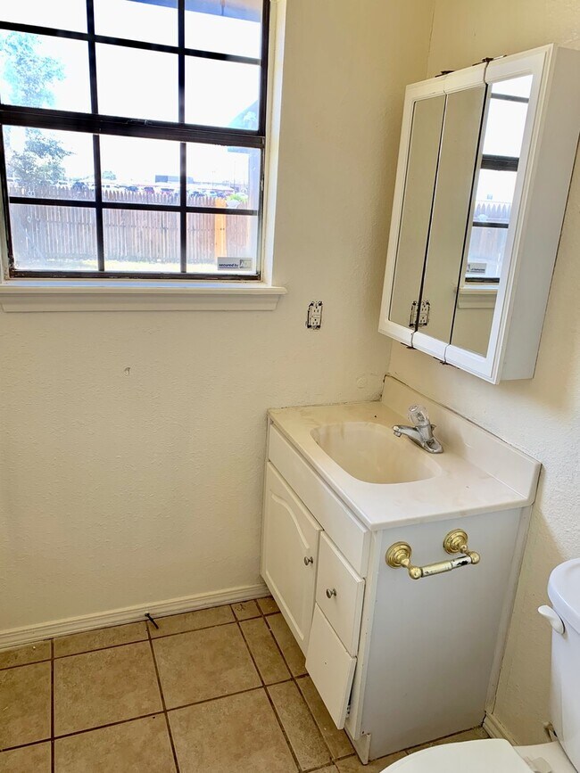Building Photo - 3-Bedroom 2-Bath with Lots of Charm!