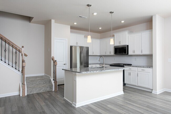 Building Photo - Beautiful 3 bedroom, 2.5 bath townhome in ...
