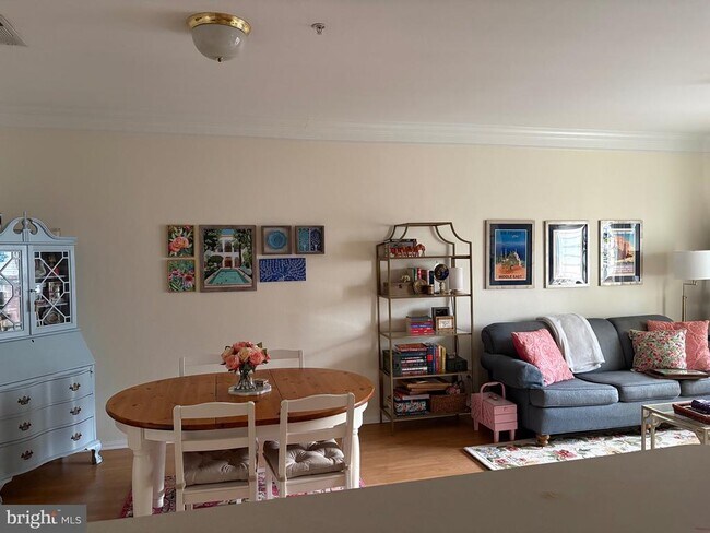 Foto del edificio - 1571 Spring Gate Dr.