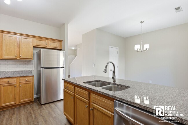 Foto del edificio - 3 Bedroom End Unit Townhome Near Dorchester and Ladson Road