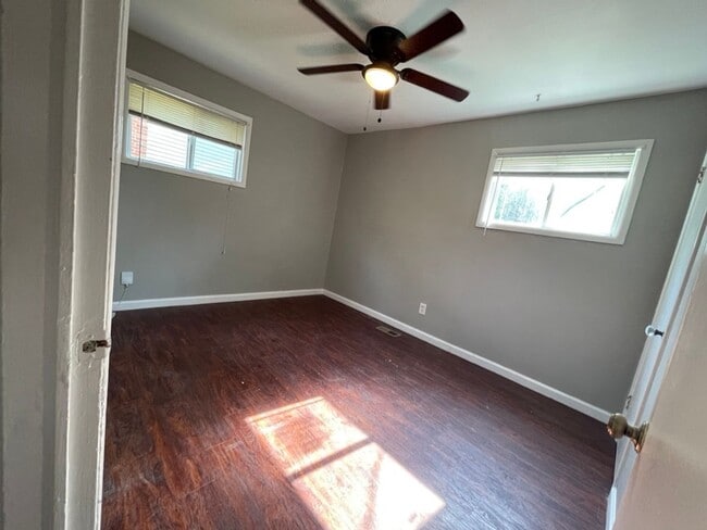 Building Photo - 2bd / 1 ba ranch with nice fenced backyard.