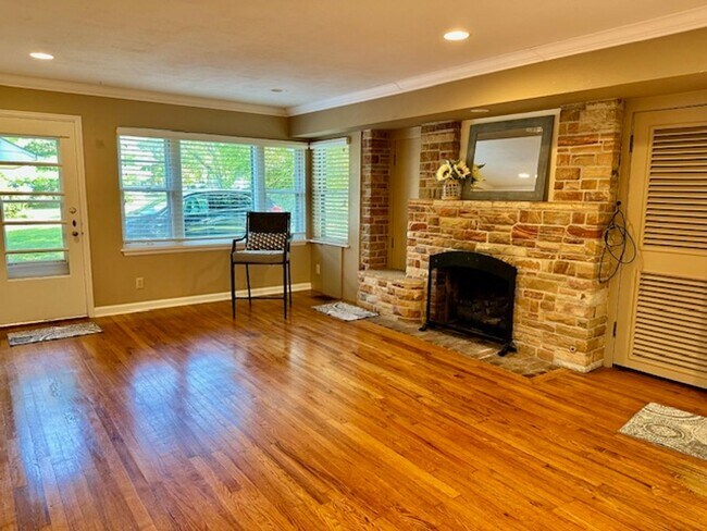 Building Photo - Exquisite 3BR, 2BA Don Russell-built home ...