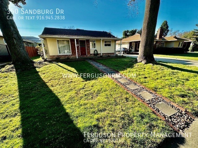 Building Photo - Three Bedroom Home with a Large Backyard i...