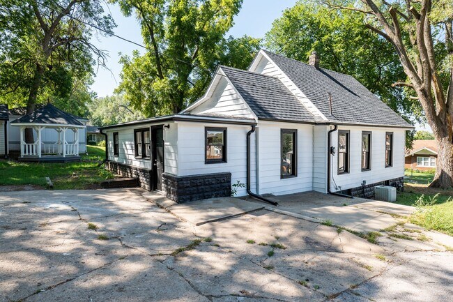 Building Photo - Charming 3BD/1BA Single Family Home!