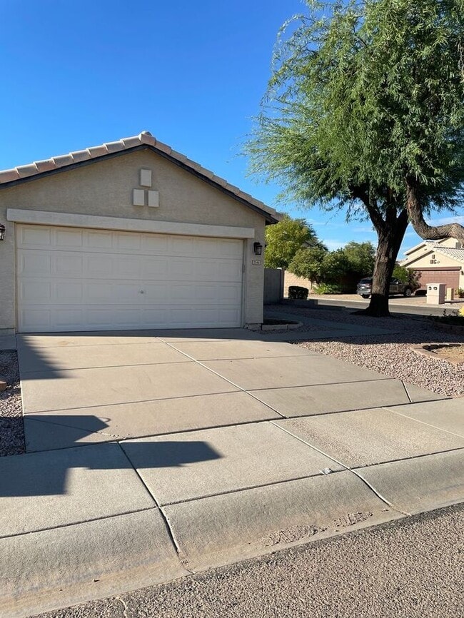 Building Photo - Lovely 3 Bedroom Home just minutes from De...