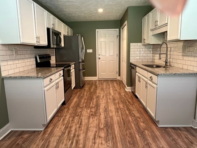 Building Photo - Beautifully Updated 3 Bed Plus Bonus Raefo...