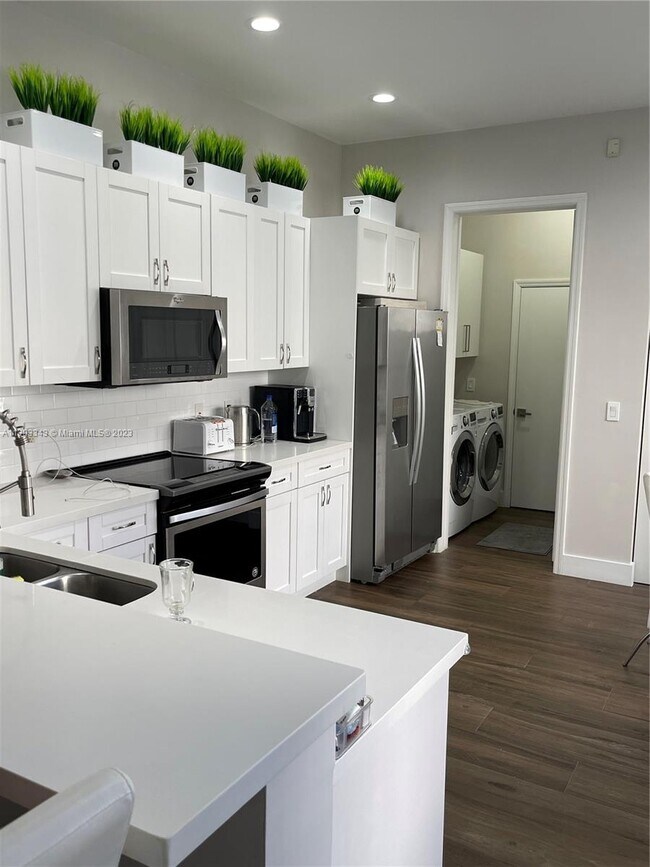 Building Photo - 939 Harbor View S