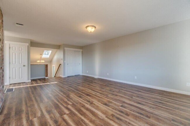 Foto del edificio - Updated 3 Bedroom, 1.5 Bathroom Duplex in ...