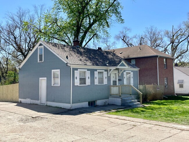Building Photo - Spacious 2 Bedroom, 1 Bath Home Available ...