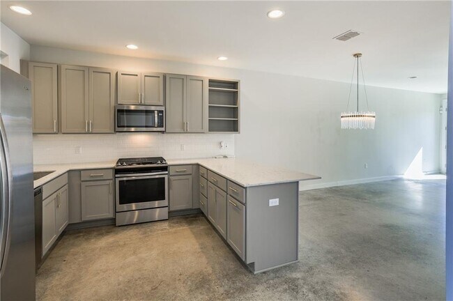 Building Photo - 801 N Bluff Dr