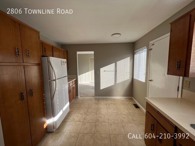 Photo du bâtiment - Large Full Home with Two Kitchens