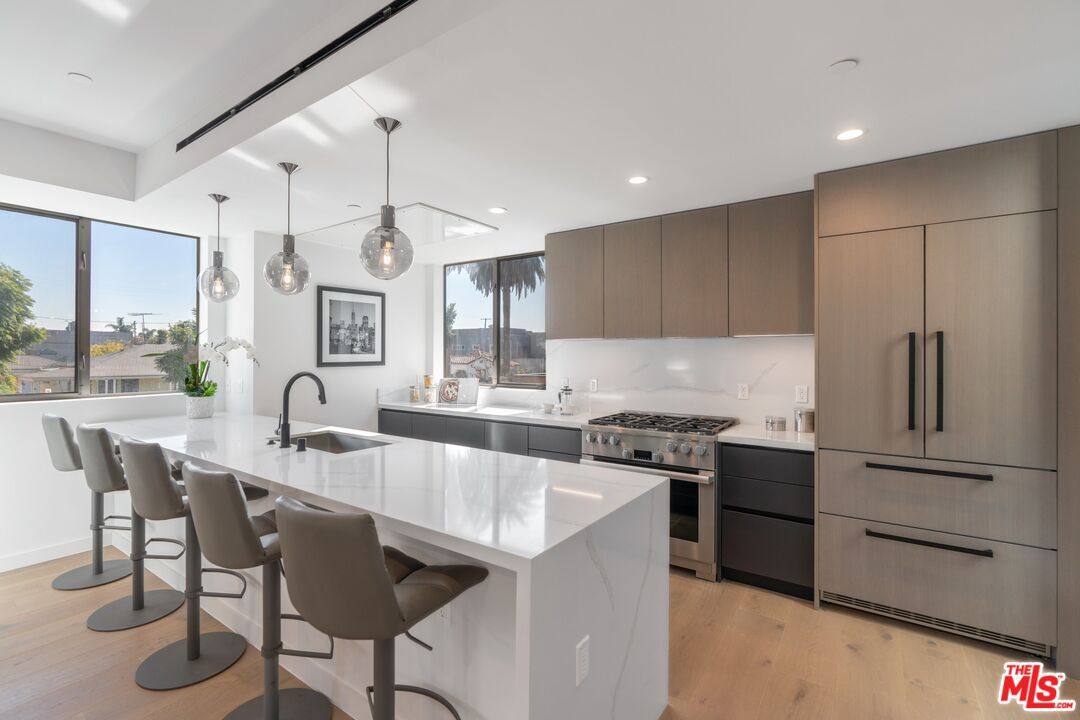 Foto principal - 7150 Willoughby Ave