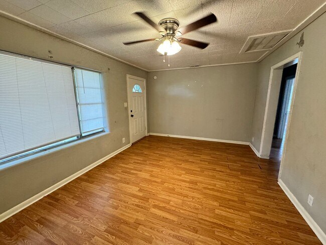 Building Photo - Cute house for rent!