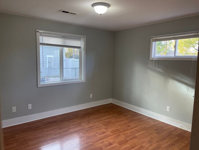 Building Photo - Pet Friendly 3 Bedroom with Fenced Yard, G...