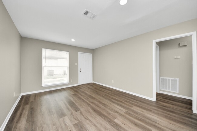 Building Photo - 1736 Crestdale Dr