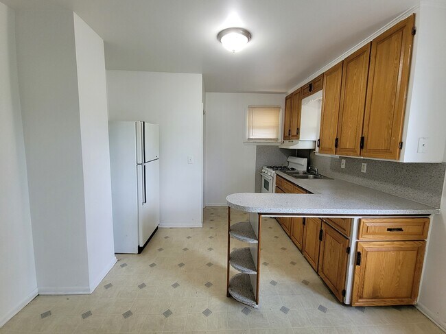 Building Photo - 1011 Bradley Ave
