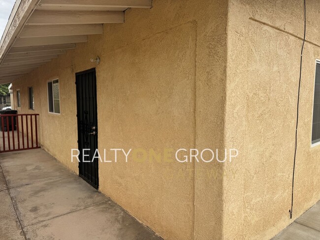 Building Photo - Compact 2 Bedroom 1 bath home with parking...