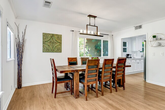 Foto del edificio - 7713 Oakdale Ave