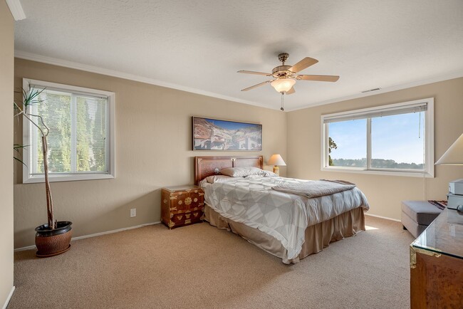 Building Photo - Beautiful single family home partly furnis...