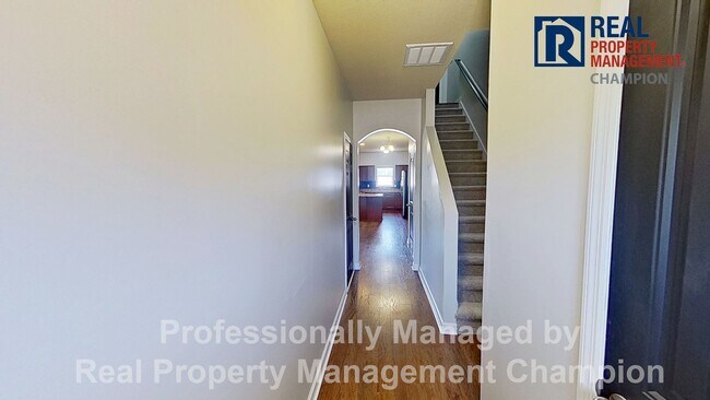 Foto del edificio - Beautiful Two-Story Townhome with Attached...