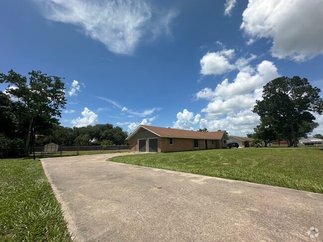 Building Photo - 805 Mead Rd