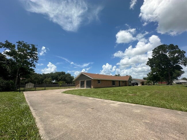 Building Photo - 805 Mead Rd