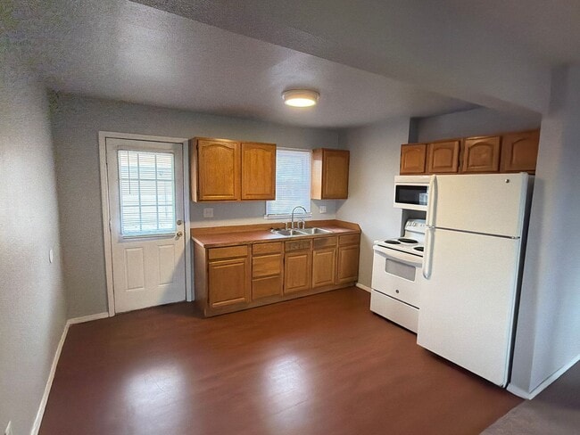 Building Photo - Welcome Home! Don’t Miss This One