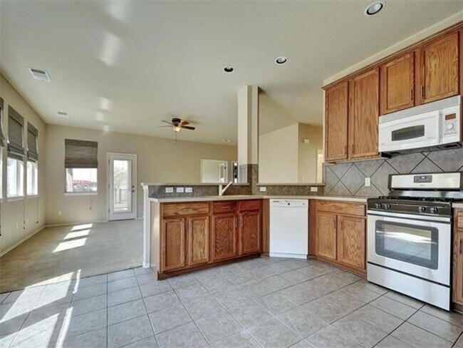 Building Photo - Gorgeous 3/2/2 home in Shadowglen!