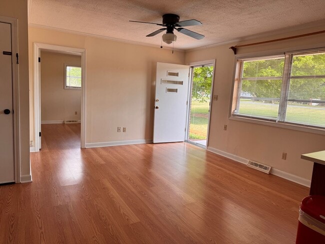 Foto del edificio - 3 Bed, 1.5 Bath brick home located on Gallimore Town Rd