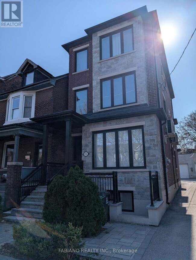 Building Photo - 1036 Dovercourt Rd