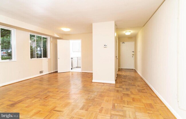 Foto del edificio - 10500 Montrose Ave