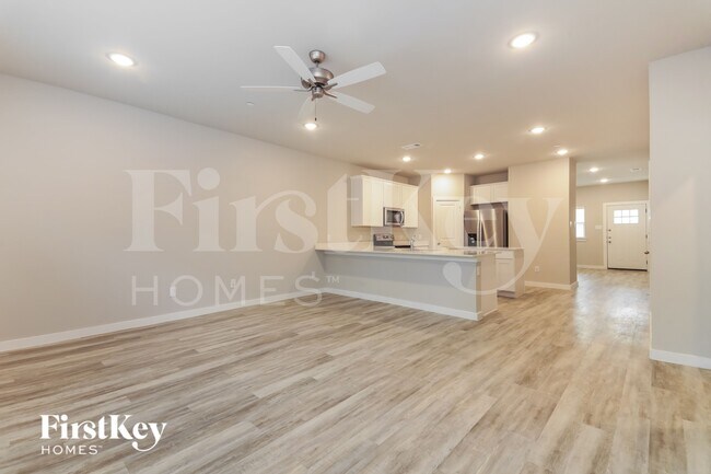 Building Photo - 623 Sophia Wy