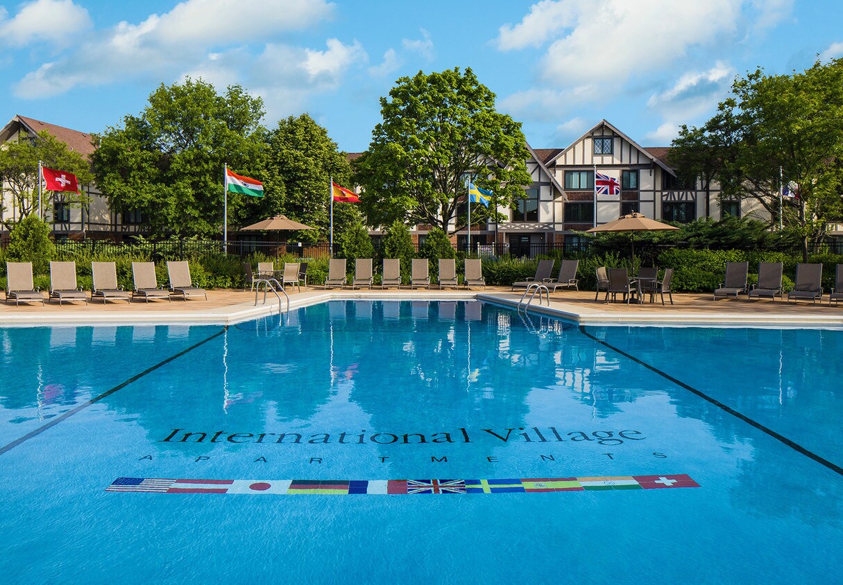 Schaumburg International Village Apartments Schaumburg, IL
