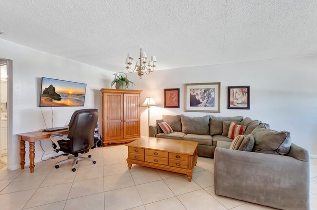 Foto del edificio - 240 High Point Ct