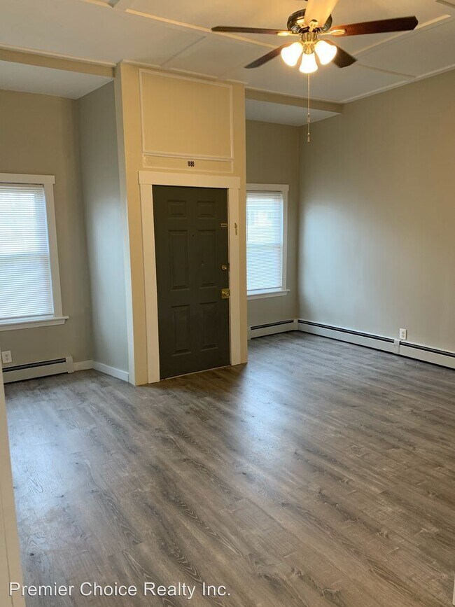 Building Photo - 671 Springfield St