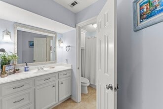 Building Photo - 1208 Lake View Dr