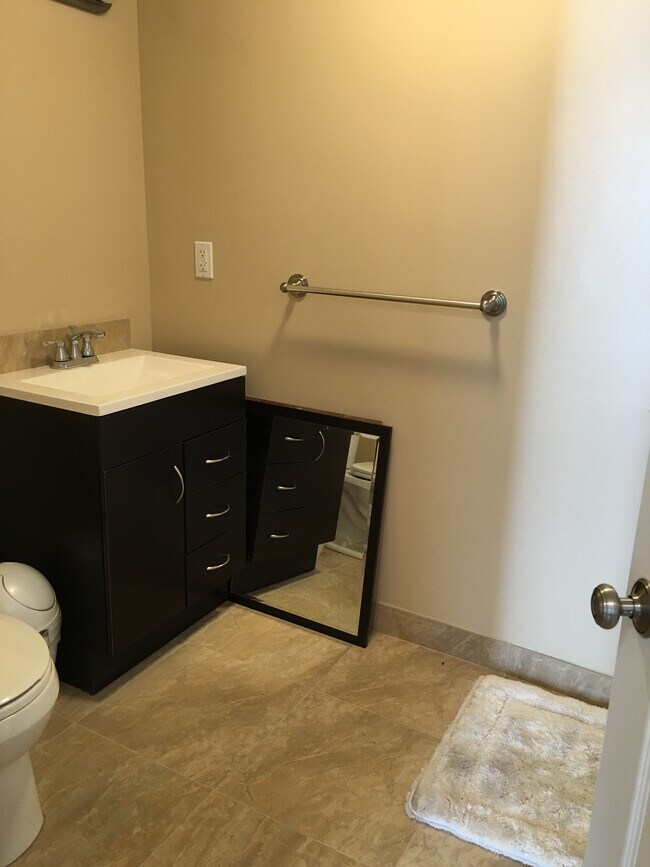 Baño con ducha a ras de suelo. - 8119 Loyola Blvd