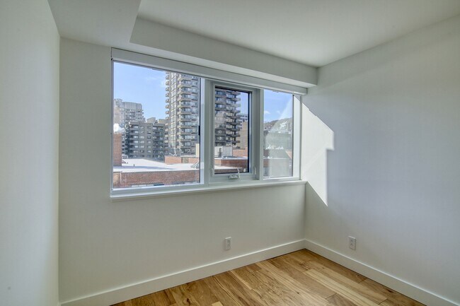 Building Photo - 3460 Rue Peel