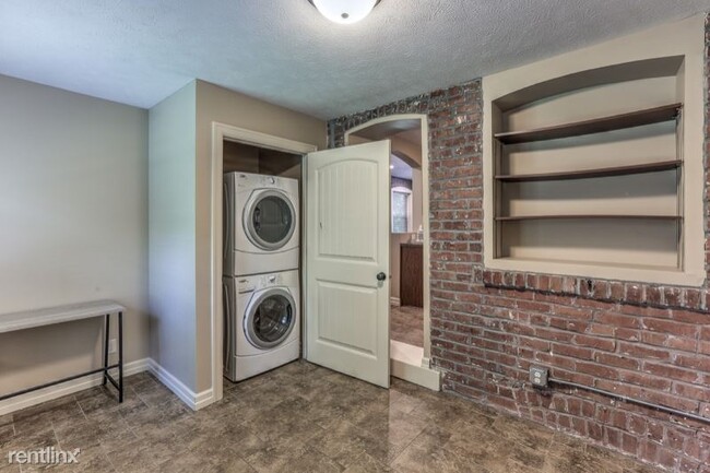 Building Photo - 3 br, 3 bath Townhome - 3001 Harney St